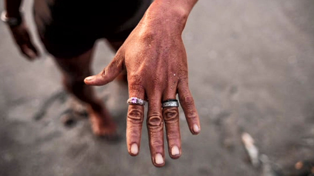 보석이 떠밀려오는 베네수엘라 해변 마을