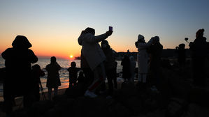 [현장] 관광객 북적…코로나 탓에 해맞이도 중단