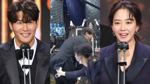[SBS Star] VIDEO: Song Ji-hyo Removes a Mask Attached on Kim Jong-kook's Butt Before He Goes on Stage