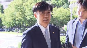 "조국, 딸 입시 비리 &middot; 증거은닉 혐의에 연루"