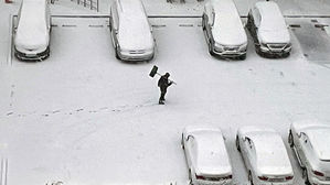 [현장] 광주 폭설 속 출근길…차들도 엉금엉금