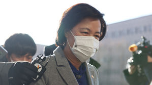 추미애, 윤석열 집행정지 결정 항고 포기