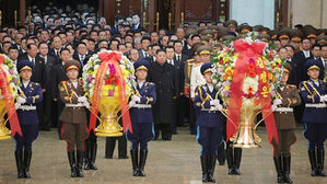 2021년 첫날 금수산태양궁전 참배한 김정은 (사진=조선중앙통신 홈페이지 캡처, 연합뉴스)