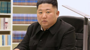 친필 연하장 쓰는 김정은 (사진=조선중앙통신 홈페이지 캡처, 연합뉴스)