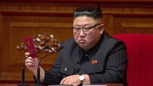 당대회 대표증을 든 김정은 위원장 (사진=조선중앙TV 화면, 연합뉴스)