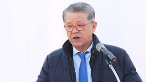 '횡령 &middot; 배임' 최신원 전 SK네트웍스 회장 징역 2년 6개월 확정