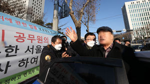 윤석열 검찰총장 응원화환에 불을 붙인 남성