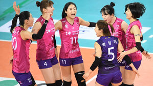 프로배구 흥국생명, 최하위 현대건설 꺾고 1위 수성