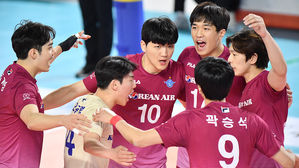 대한항공, 삼성화재 잡고 3연패 탈출&hellip;1위 자리 탈환