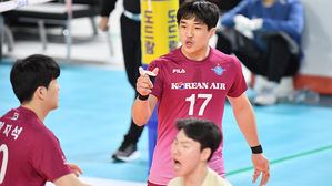 대한항공, 3연패 탈출하며 1위 탈환&hellip;인삼공사도 3연패 끝