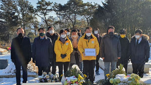 정의당, 노회찬 묘소 참배…"중대재해법 후퇴 죄송"