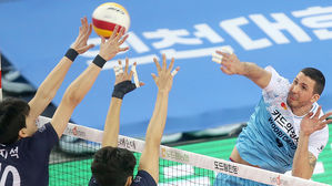 '알렉스 35점' 우리카드, 풀세트 혈투 끝에 대한항공 제압