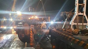 고속도로 달리던 트럭, 중앙분리대 '쾅'…1명 병원 이송