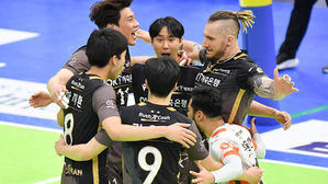 OK금융그룹, 5세트 접전 끝에 한국전력 제압