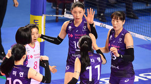 흥국생명, IBK기업은행에 4연속 '셧아웃' 승리&hellip;선두질주