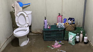 [인-잇] 곰팡이 기숙사에 밀어 넣곤 "가족처럼 대했다"