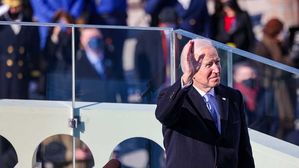 [속보] 바이든, 간소한 거리 퍼레이드 후 백악관 입성