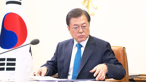 文, 바이든에 취임 축전&hellip;"가까운 시일 내 만남 기원"