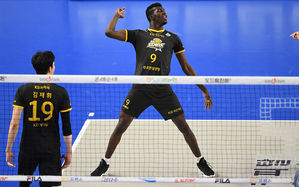 '허벅지 통증' 극복한 케이타, 5세트 8득점&hellip;KB, 4연패 탈출