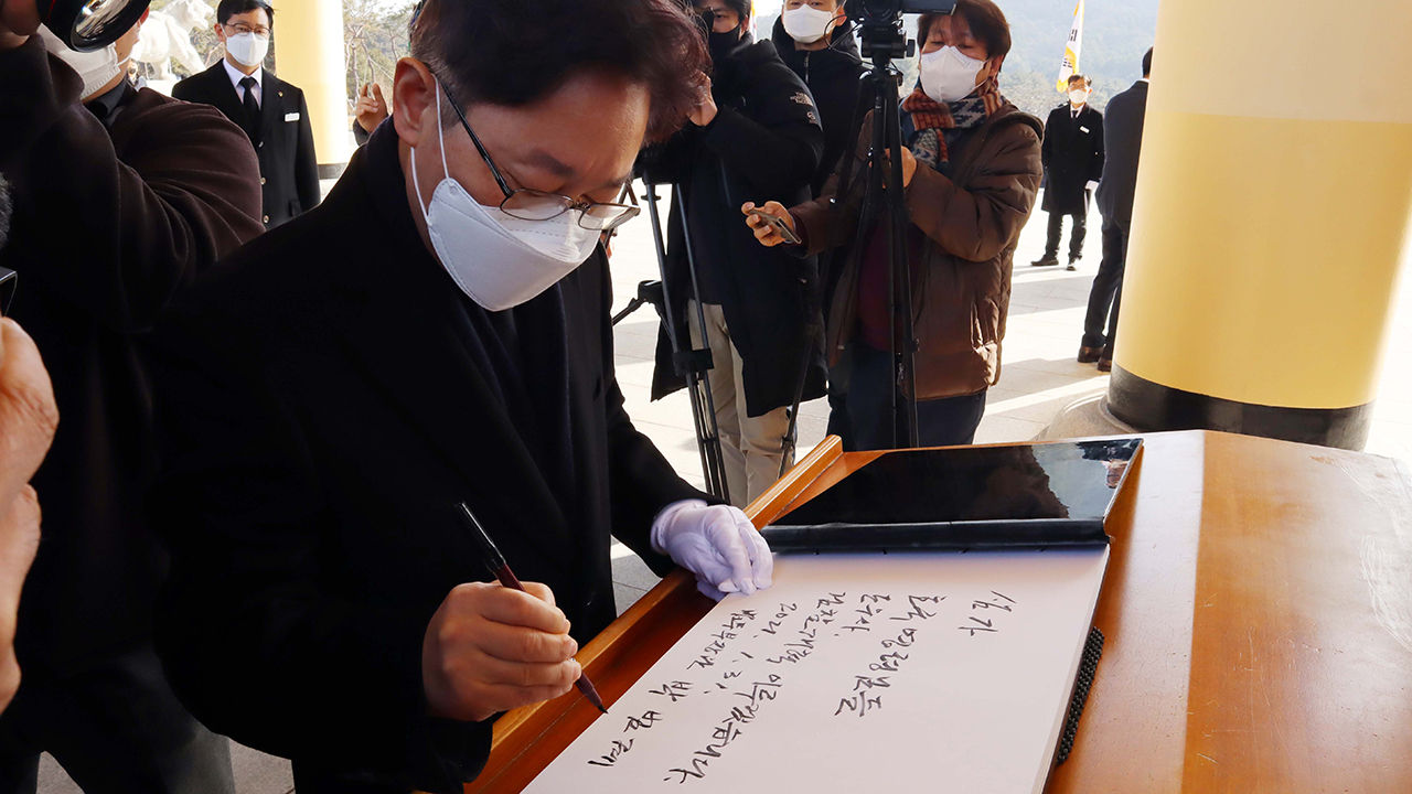 "검찰 개혁 이루겠습니다" 대전현충원 찾은 박범계