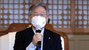 이재명 "고인 물은 썩어&hellip;복지 확대 &middot; 기본소득 둘 다 갈 길"