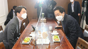 안철수 &middot; 금태섭 단일화, 첫 TV토론부터 난항