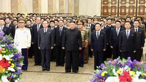북한 김정은, 김정일 생일 맞아 금수산태양궁전 참배 (사진=노동신문 홈페이지 캡처, 연합뉴스)