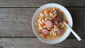 [인-잇] 적군마저 이성 잃은 맛, 나라 지킨 '소시지 수프'