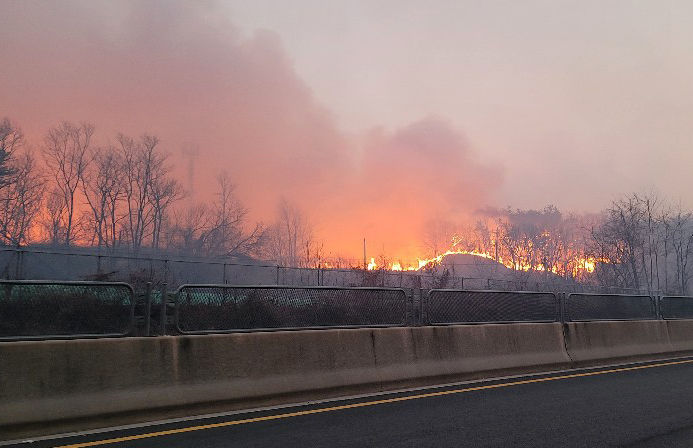  21일 오후 경북 예천군 감천면 증거리 야산에서 불이 나 주변으로 번지고 있다. (사진=독자 제공, 연합뉴스)
