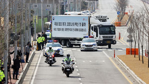 "드디어 실전!"…AZ 코로나 백신 첫 출하 현장