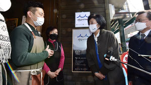 박영선, 용문시장 방문…"스마트상점 10만 개 보급"