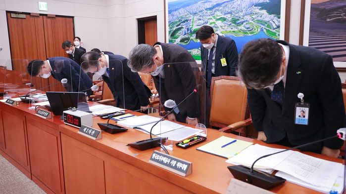 고개숙여 사과하는 변창흠 국토교통부 장관 (사진=연합뉴스)
