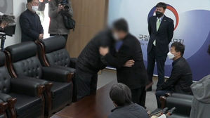 [HOT 브리핑] 첫 사과, 그리고 포옹…또 다른 용기로 이어질까