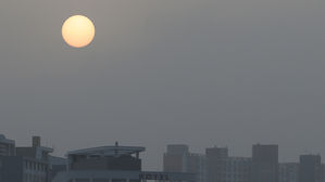 서울 전역에 황사경보 발효&hellip;'누런 하늘'