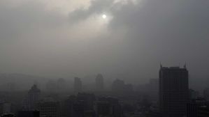 중국발 황사에 뿌연 출근길&hellip;전국 대부분 미세먼지 '매우 나쁨'