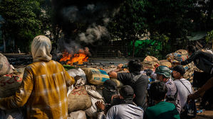 '이대로 당할 순 없다' 시위대 수류탄에 미얀마군 4명 폭사