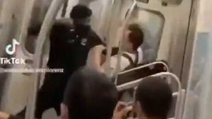 미국 뉴욕 지하철에서 흑인 남성이 아시아계 남성을 마구잡이로 폭행하는 영상. (사진=트위터 갈무리, 연합뉴스)