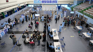 [현장] 어르신 백신 접종 시작 첫날…접종센터 '북적'