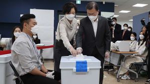 문 대통령 부부, 서울시장 보궐선거 사전투표