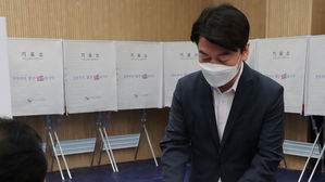 안철수, 사전투표 참여&hellip;"썩은 나무 자르기 좋은 날"