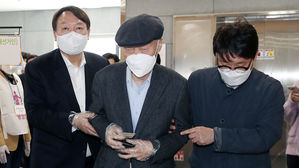 윤석열, 부친과 함께 사전투표&hellip;지지자 환호 속 묵묵부답