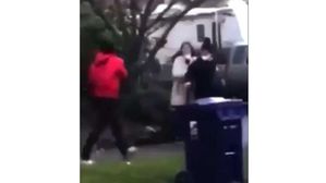 지난해 11월 미 워싱턴주 터코마에서 벌어진 한국인 부부가 10대 청소년에게 폭행당한 사건. 빨간 상의를 입은 청소년이 한국인 부부에게 다가서고 있다 (사진=KOMO 뉴스 기자 조너선 최의 트위터, 연합뉴스)