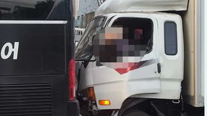 화물차가 쿠팡 통근버스 추돌&hellip;"화물차 운전자 1명 중상"