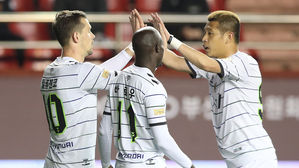 일류첸코, 친정 포항 상대 멀티골…전북, 개막 8경기 무패 질주