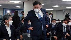 [현장] 말없이 자리 뜬 김태년&hellip;텅 빈 상황실 '적막감'