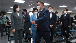 [현장] 김태년, 출구조사 결과에 굳은 표정으로 떠났다