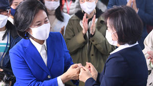 [현장] 캠프 찾은 박영선, 담담한 표정으로 "수고하셨다"