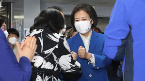 박영선, 캠프 찾아 "수고하셨다"&hellip;담담한 격려인사