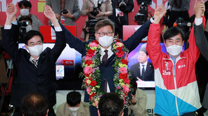 [현장] '당선 확실시' 박형준, 두 팔 번쩍 들며 환호