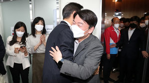 오세훈 포옹한 안철수 "힘 합쳐야"&hellip;김종인과도 악수